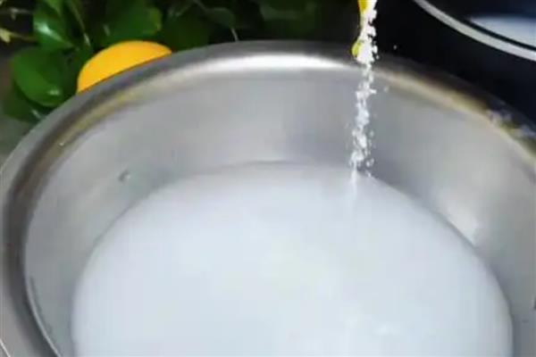 淘米水发酵后如何浇花，淘米水和清水以1:3的比例稀释