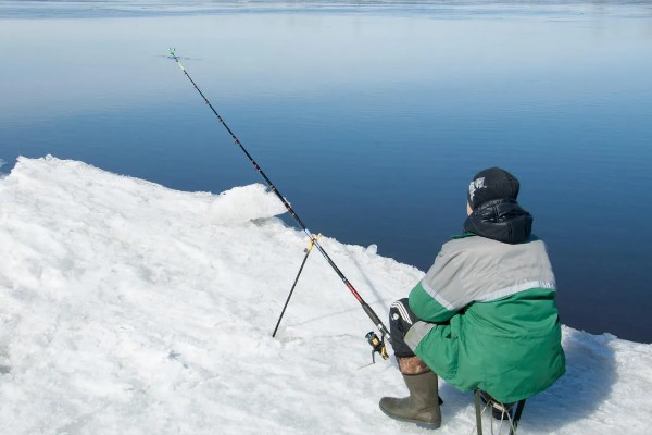冬季钓鲤鱼如何选择钓位,选择水深2米以上的水草区