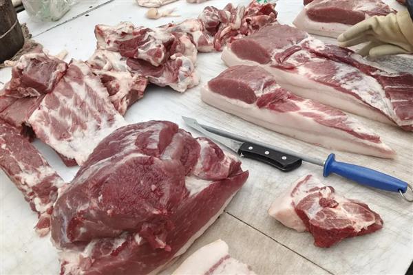 不新鲜畜禽肉的感官指标，可以用颜色、触感等方面分辨
