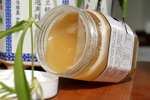 真假蜂蜜结晶后的区别，结晶颗粒的软硬程度明显不同