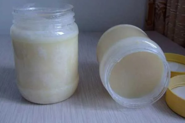 真假蜂蜜结晶后的区别，结晶颗粒的软硬程度明显不同