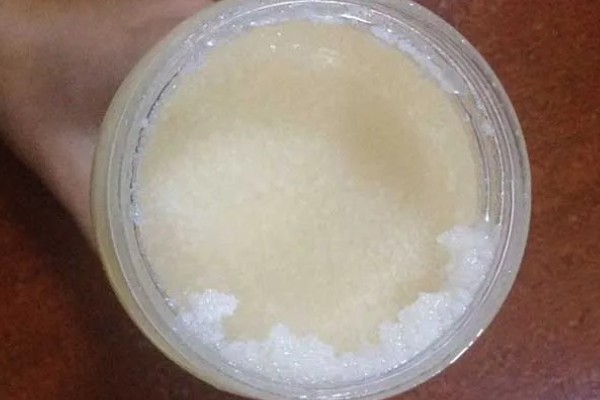 真假蜂蜜结晶后的区别，结晶颗粒的软硬程度明显不同