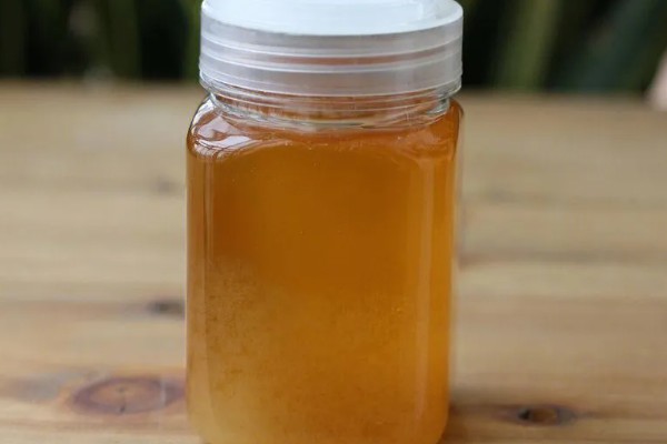 真假蜂蜜结晶后的区别，结晶颗粒的软硬程度明显不同