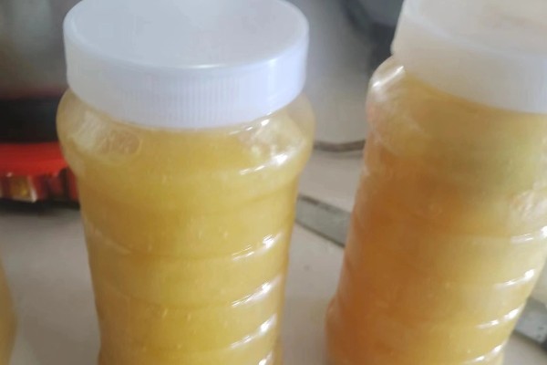 真假蜂蜜结晶后的区别，结晶颗粒的软硬程度明显不同