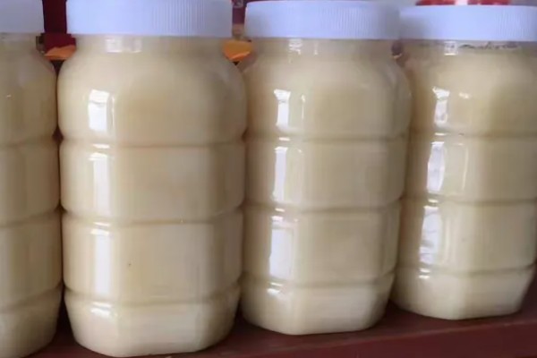 真假蜂蜜结晶后的区别，结晶颗粒的软硬程度明显不同