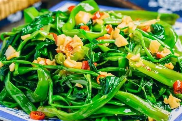 炒空心菜时怎么避免它变黑,先将菜梗炒30秒再放入菜叶