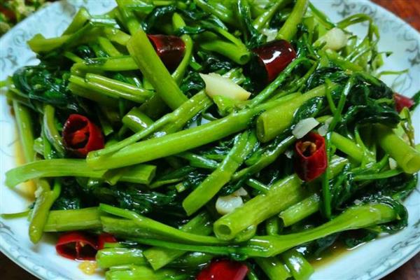 炒空心菜时怎么避免它变黑,先将菜梗炒30秒再放入菜叶