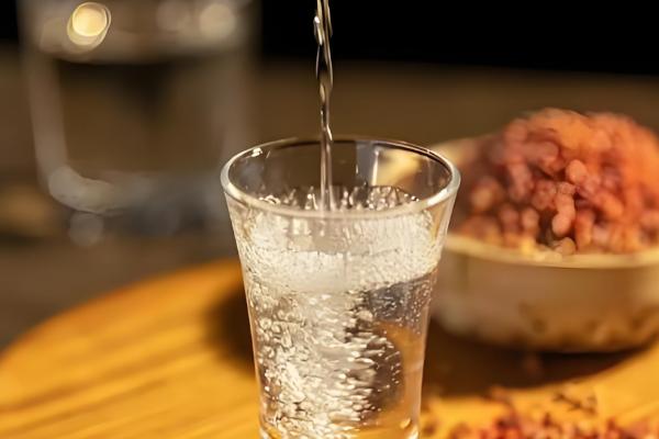 自制发财树的杀虫方式,可以用白酒、食醋等