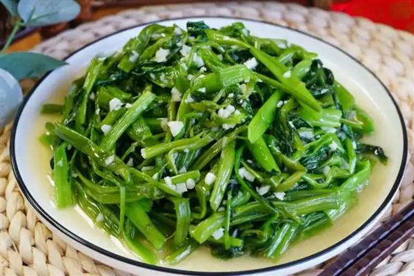 炒空心菜时怎么避免它变黑,先将菜梗炒30秒再放入菜叶