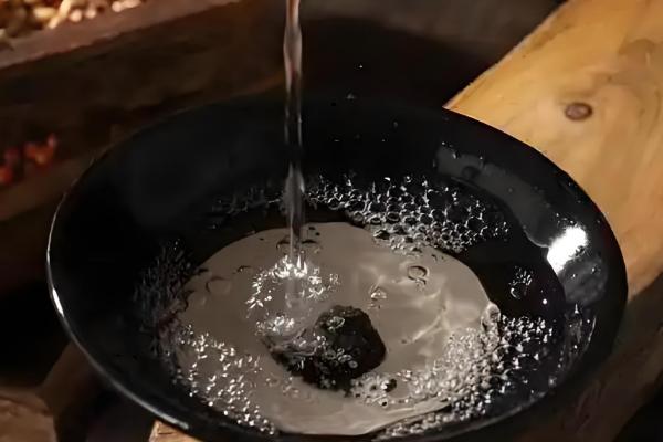 自制发财树的杀虫方式,可以用白酒、食醋等