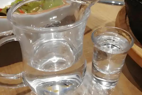 自制发财树的杀虫方式,可以用白酒、食醋等