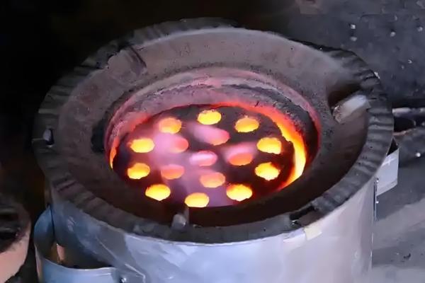 北方养猪场冬天怎么取暖,可以使用煤炉取暖