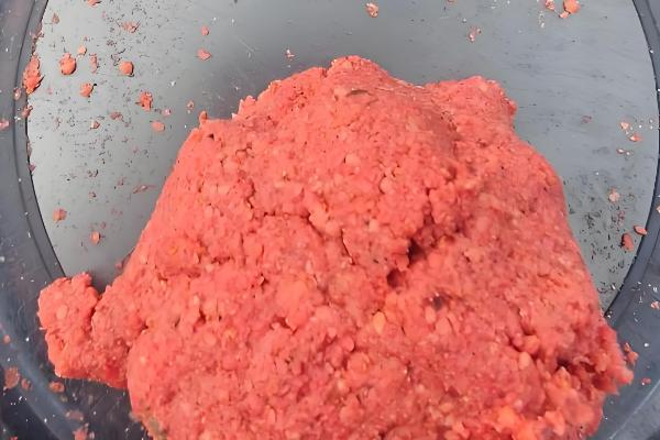 钓青鱼如何用螺蛳打窝,可将螺蛳与窝料一起抛投至钓点