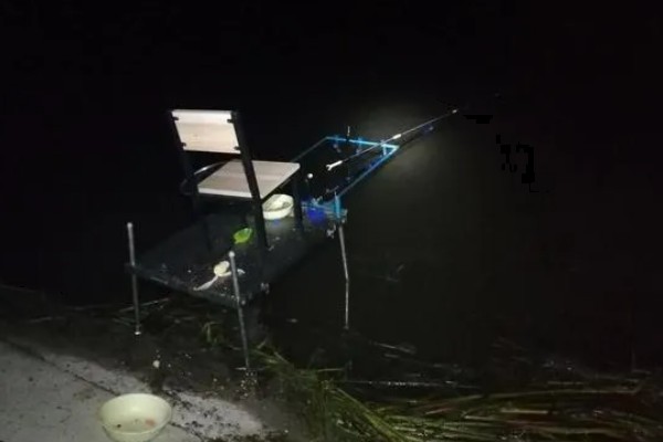晚上钓鱼使用灯光有影响吗,光源微弱且颜色适宜可吸引鱼类