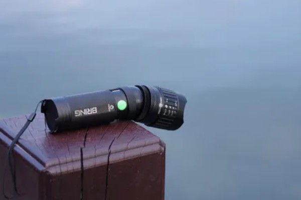 晚上钓鱼使用灯光有影响吗,光源微弱且颜色适宜可吸引鱼类