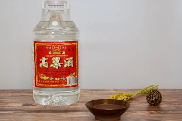 高粱成熟后的颜色，一般是红色或跟随品种而变化