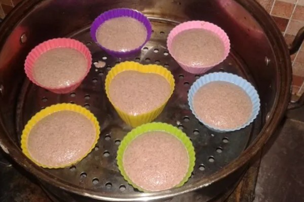 高粱成熟后的颜色，一般是红色或跟随品种而变化