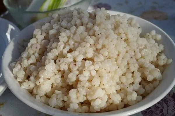 高粱成熟后的颜色，一般是红色或跟随品种而变化