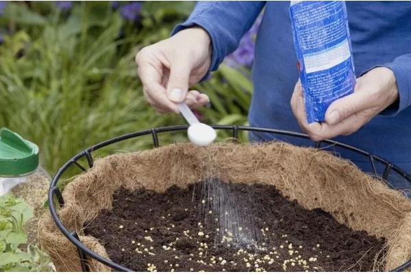 氮肥能不能兑水浇花，一般可以每隔30天浇一次