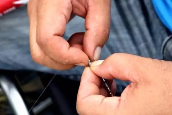 鱼线绑鱼竿的方法，按照以下步骤逐一进行