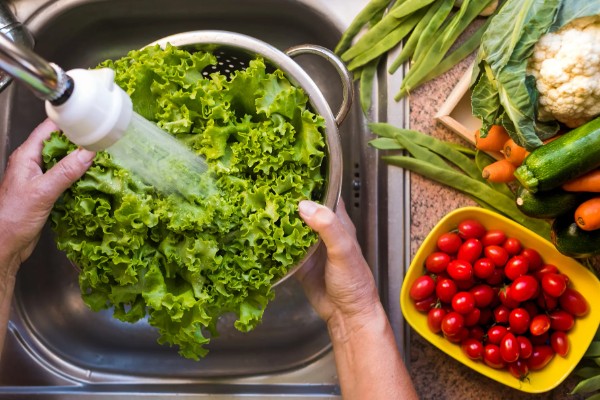 怎么避免农药残留超标，使用低毒农药并控制用量