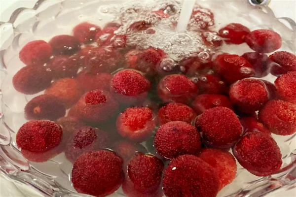 瓜果蔬菜类可用哪种消毒液浸泡，过氧乙酸、高锰酸钾等药物均可选择