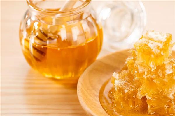 喂白糖产的蜂蜜会不会结晶，在低温环境中也会结晶成固体状