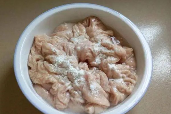 怎么清洗猪大肠,需要用剪刀沿着大肠剪开