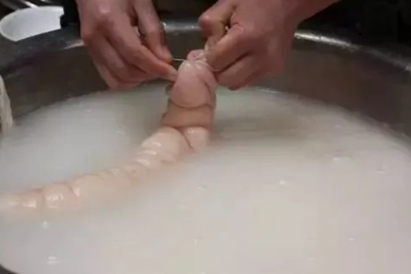 怎么清洗猪大肠,需要用剪刀沿着大肠剪开