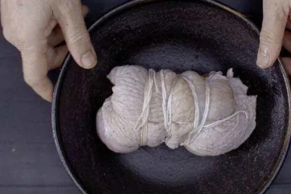 怎么清洗猪大肠,需要用剪刀沿着大肠剪开