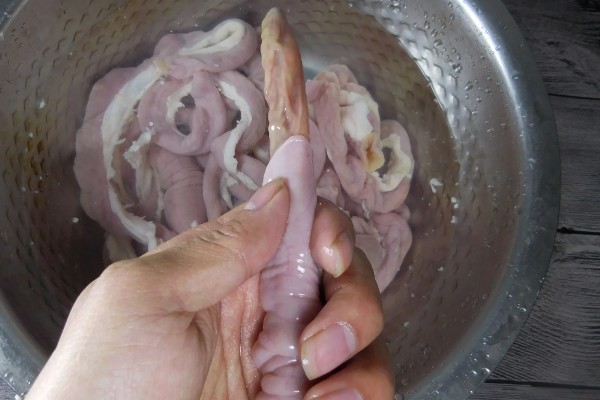 怎么清洗猪大肠,需要用剪刀沿着大肠剪开