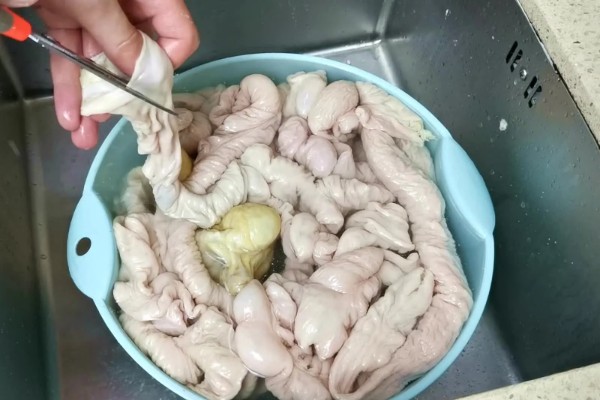 怎么清洗猪大肠,需要用剪刀沿着大肠剪开