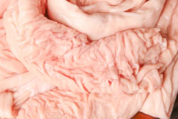 怎么清洗猪大肠,需要用剪刀沿着大肠剪开