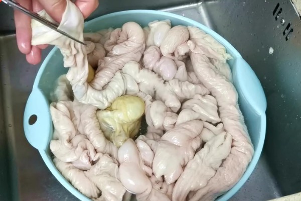 怎么清洗猪大肠,需要用剪刀沿着大肠剪开