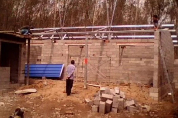 羊舍的建造方法,舍内的地面要比外面高出25厘米以上