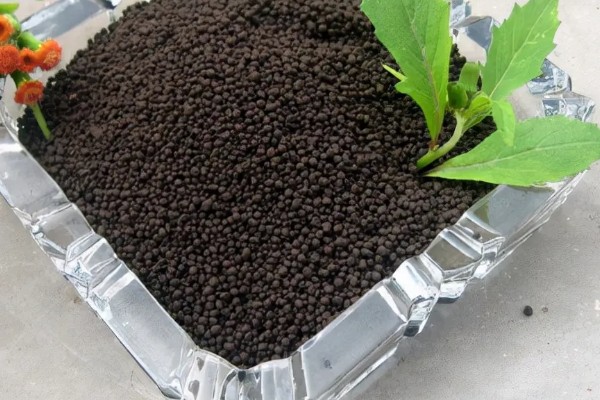 腐植酸与大肥料结合的作用，可让作物高产量