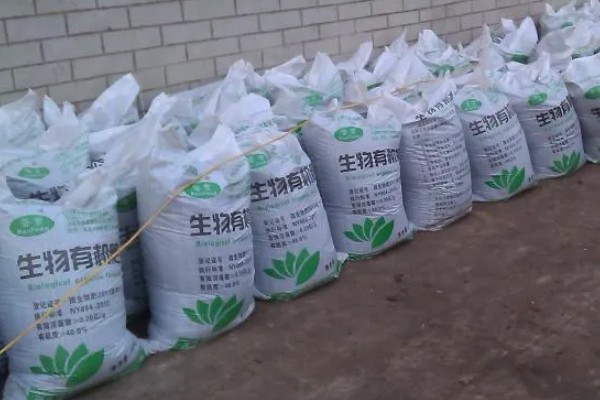 制作生物菌肥的配方,原料包括秸秆、玉米淀粉等