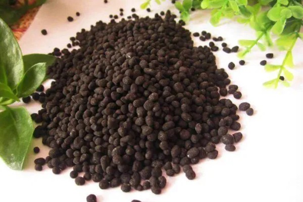 制作生物菌肥的配方,原料包括秸秆、玉米淀粉等