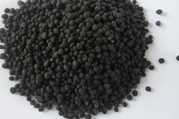 制作生物菌肥的配方,原料包括秸秆、玉米淀粉等