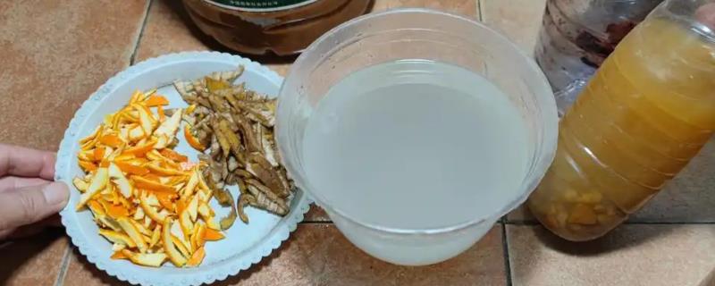 自制花肥的方法，可将淘米水和食醋混匀发酵