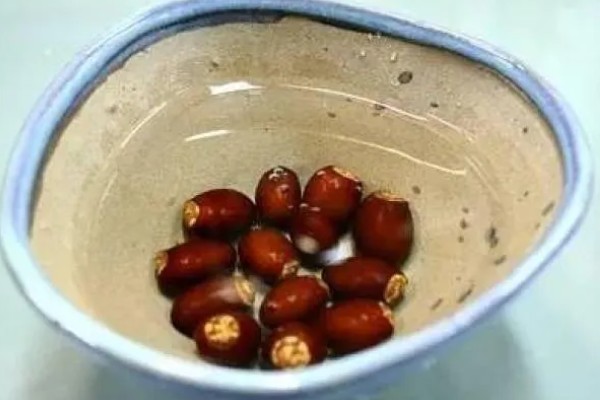 荔枝的种植方法,定植一个月后施以速效氮肥为主的肥料