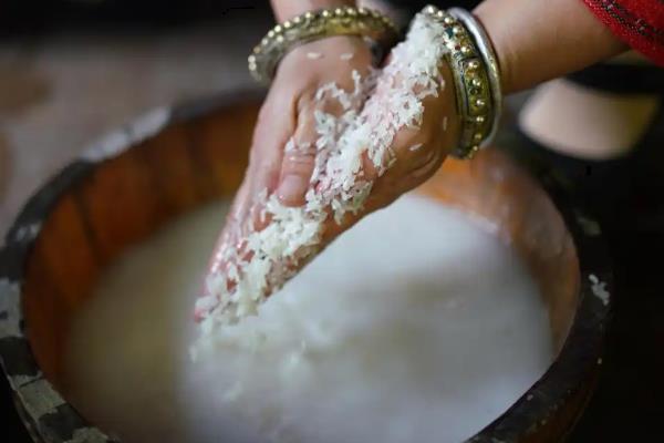 自制花肥的方法，可将淘米水和食醋混匀发酵