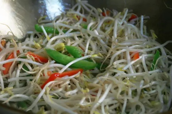 黄豆怎么发成豆芽，要浸入清水中淘洗三次