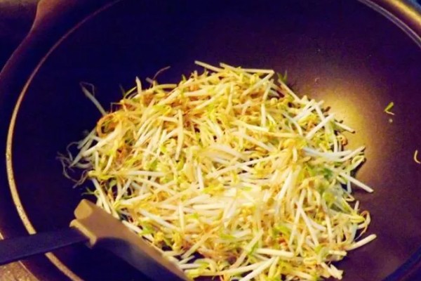 黄豆怎么发成豆芽，要浸入清水中淘洗三次