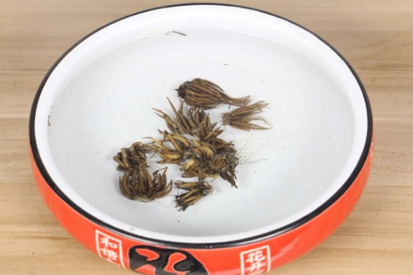 花毛茛种子的外观，呈黑色球状颗粒