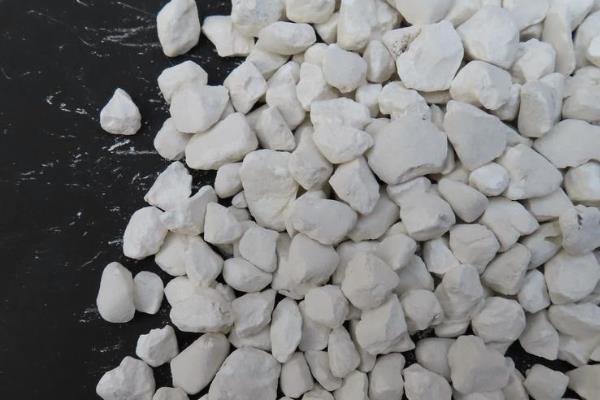 鱼塘亚硝酸盐高如何处理，泼洒化学增氧剂再开设增氧机可改善水质