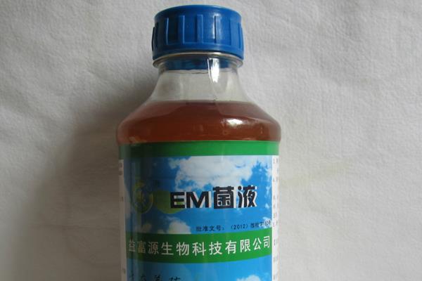 鱼塘亚硝酸盐高如何处理，泼洒化学增氧剂再开设增氧机可改善水质