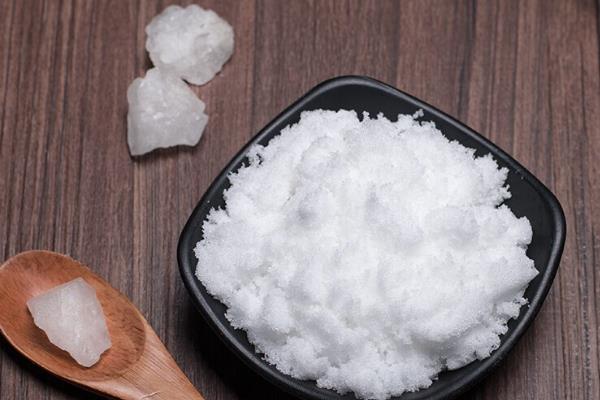 鱼塘亚硝酸盐高如何处理，泼洒化学增氧剂再开设增氧机可改善水质