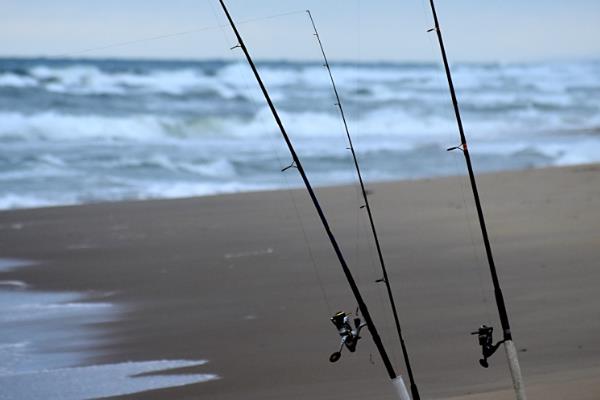 海竿使用串钩如何安装，首先将各个节的导线环都拉出来