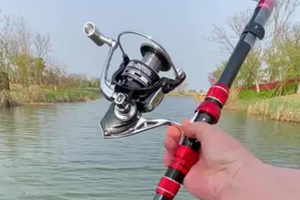 海竿使用串钩如何安装，首先将各个节的导线环都拉出来